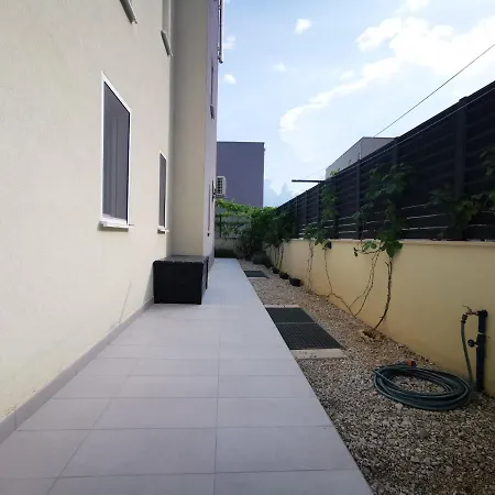 아파트 With Mediterranean Garden *
